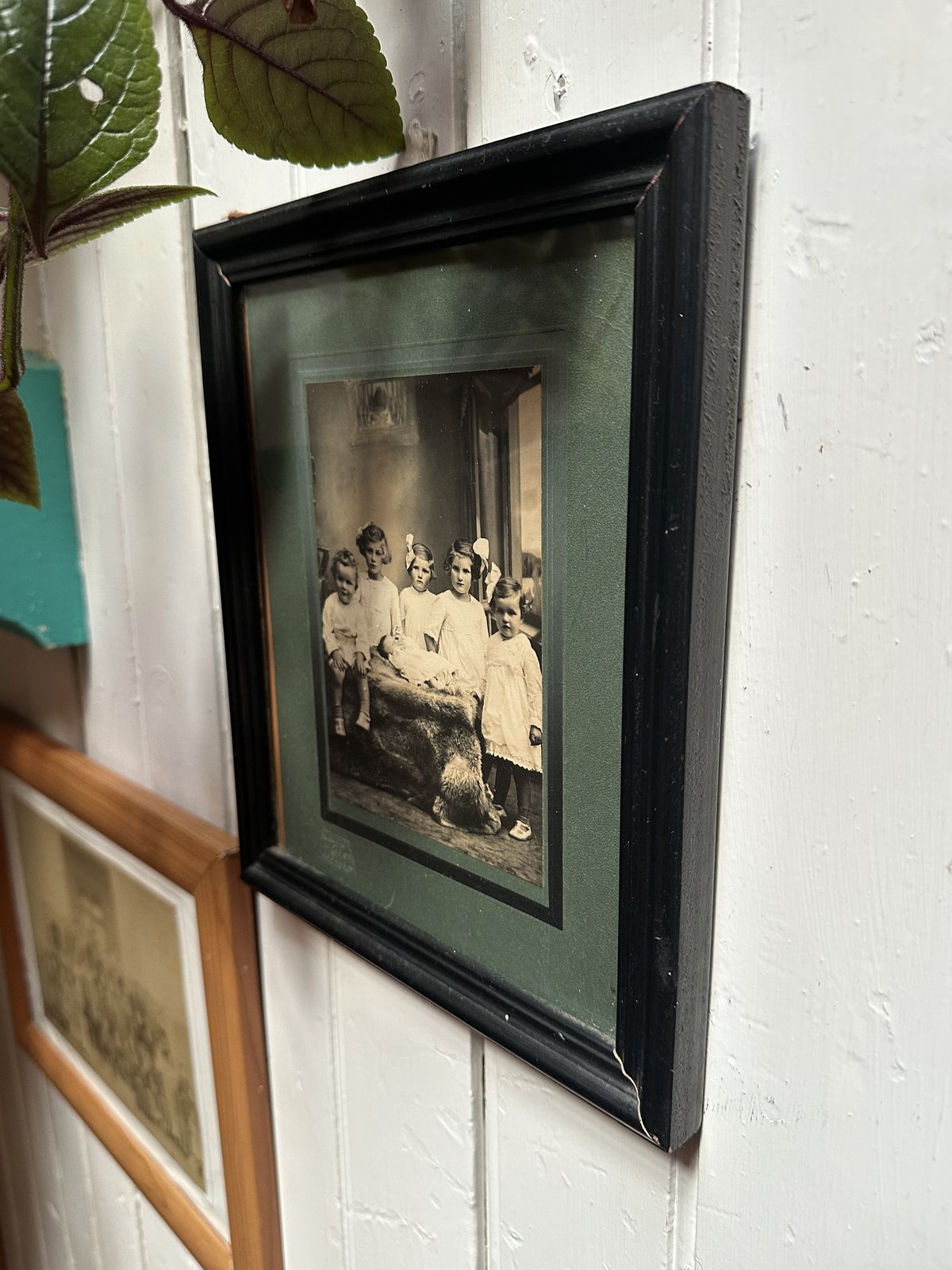 Fotografía familiar antigua enmarcada, conservada en la casa como parte de su memoria